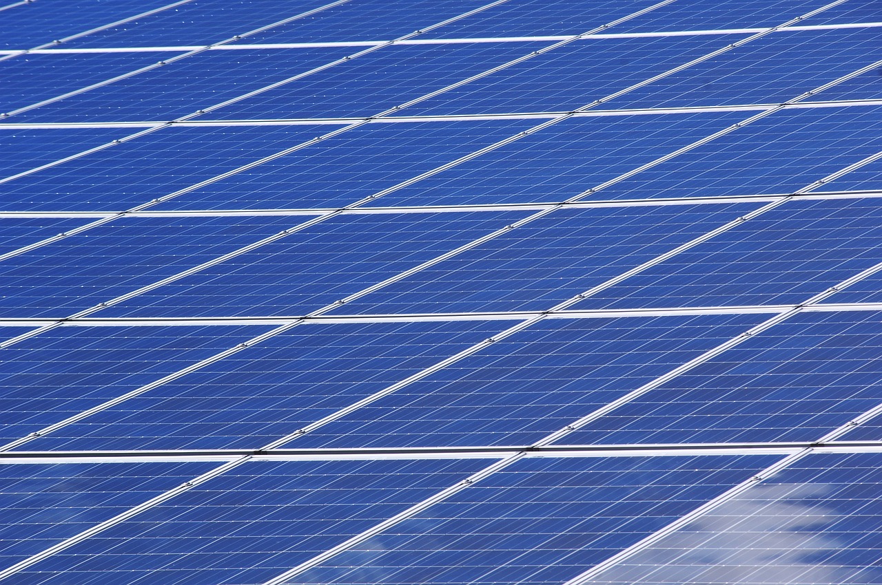 How do Solar Inverters and Batteries Work?